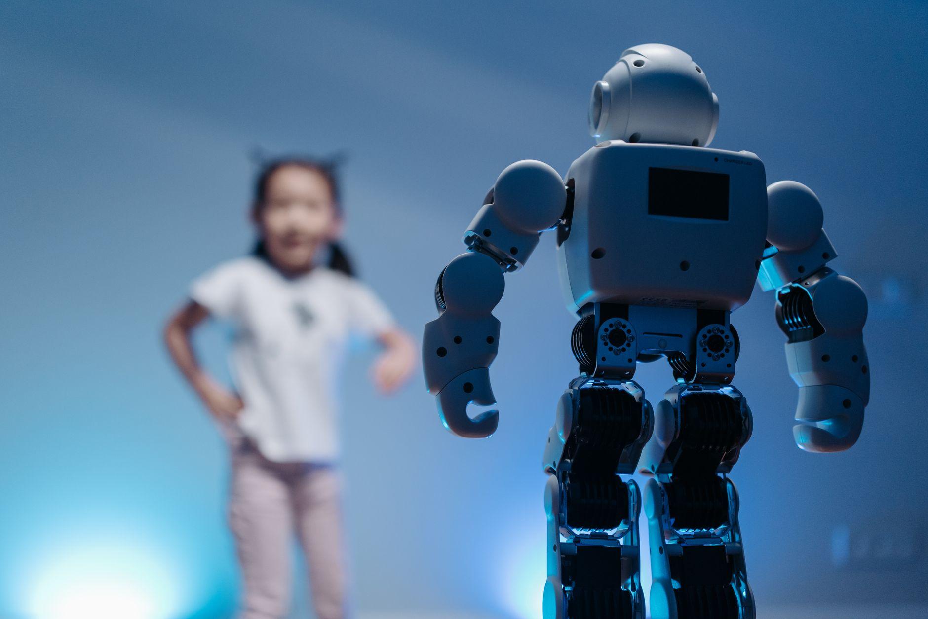 宇树科技上市后首谈技术路线：王兴兴押注「AI 参与机器人研发」全流程闭环