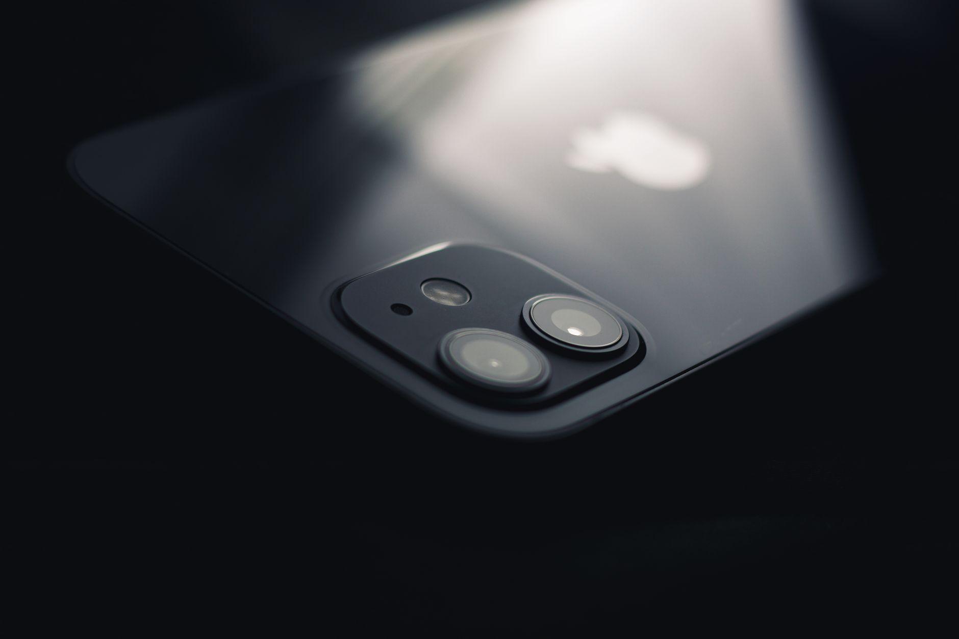折叠 iPhone 细节曝光：苹果的野心不止于屏幕，更在 AI 交互的宽度