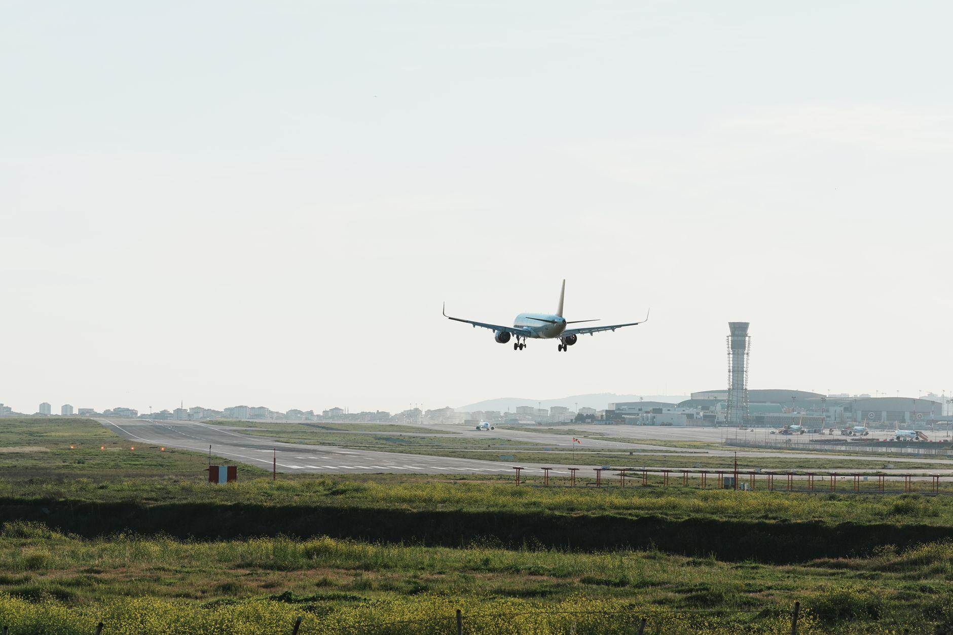 从空管到芯片：AI正被推入高风险决策核心，监管与算力账单同步逼近