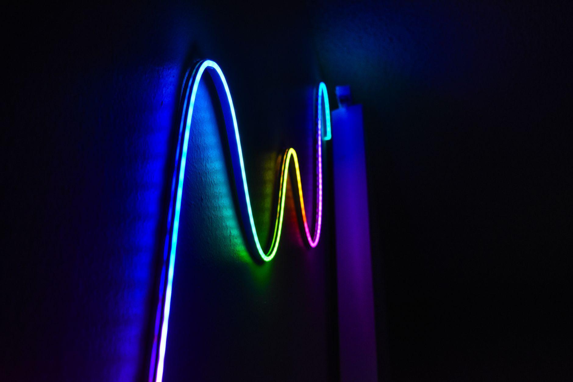 RGB-Mini LED电视选购迷雾：从海信双旗舰看背光技术如何重塑画质标准